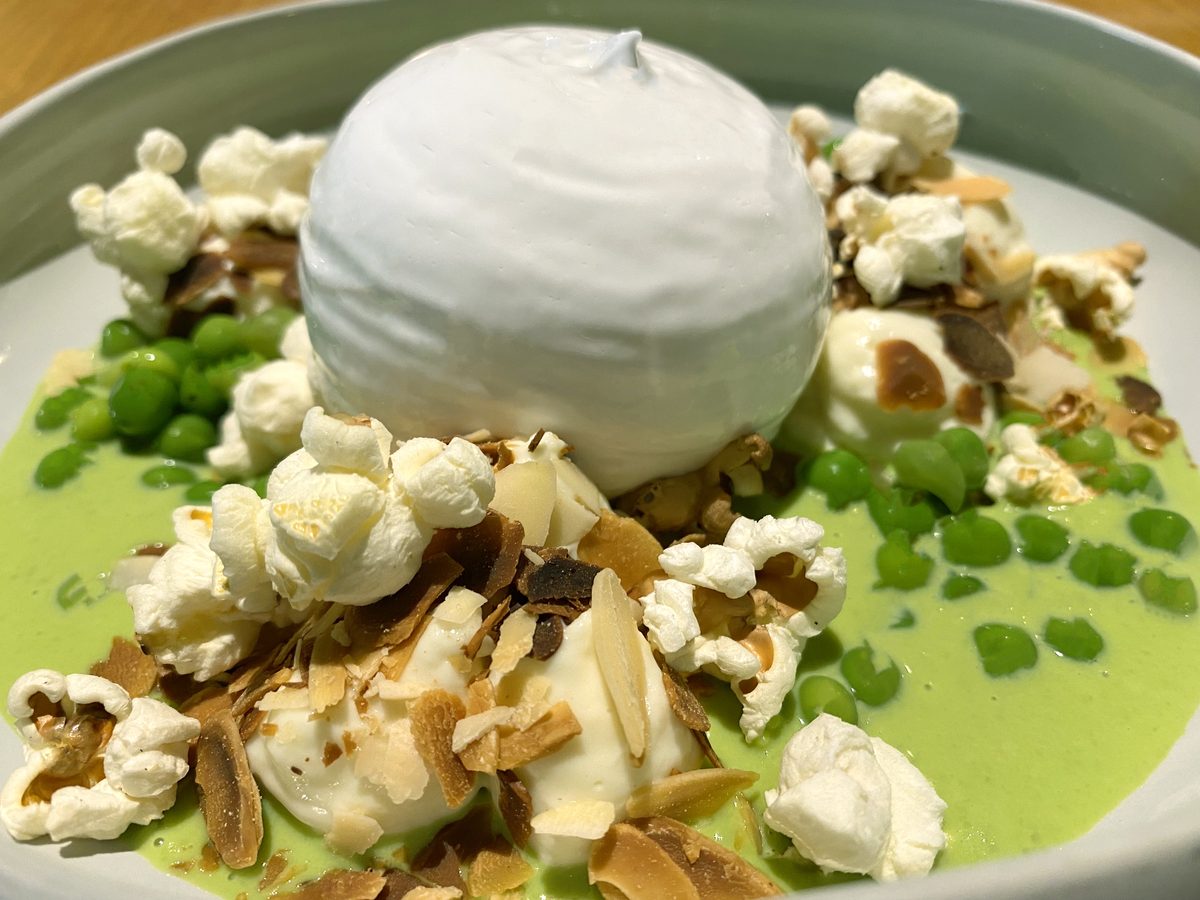 Dessert aux petits pois et émulsion à l'amande chez Félicie, plat signature de Romain Petit