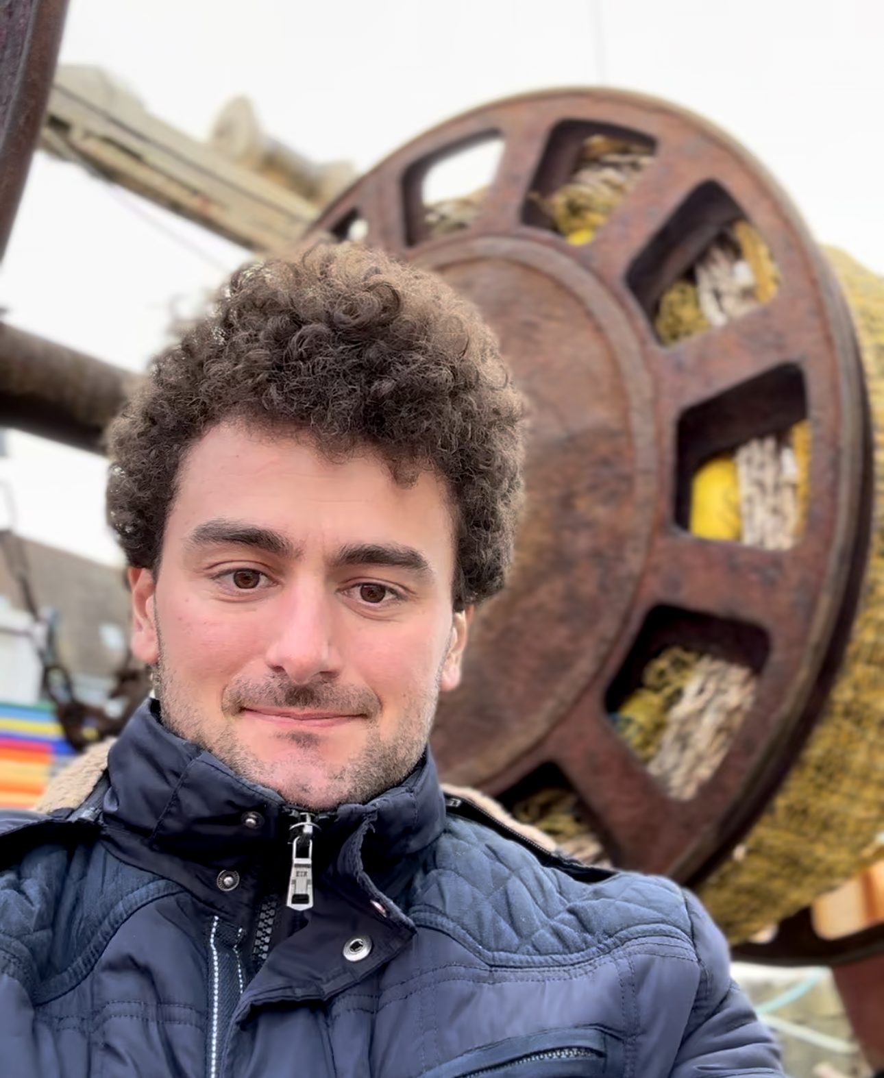 Romain Petit devant son bateau de peche