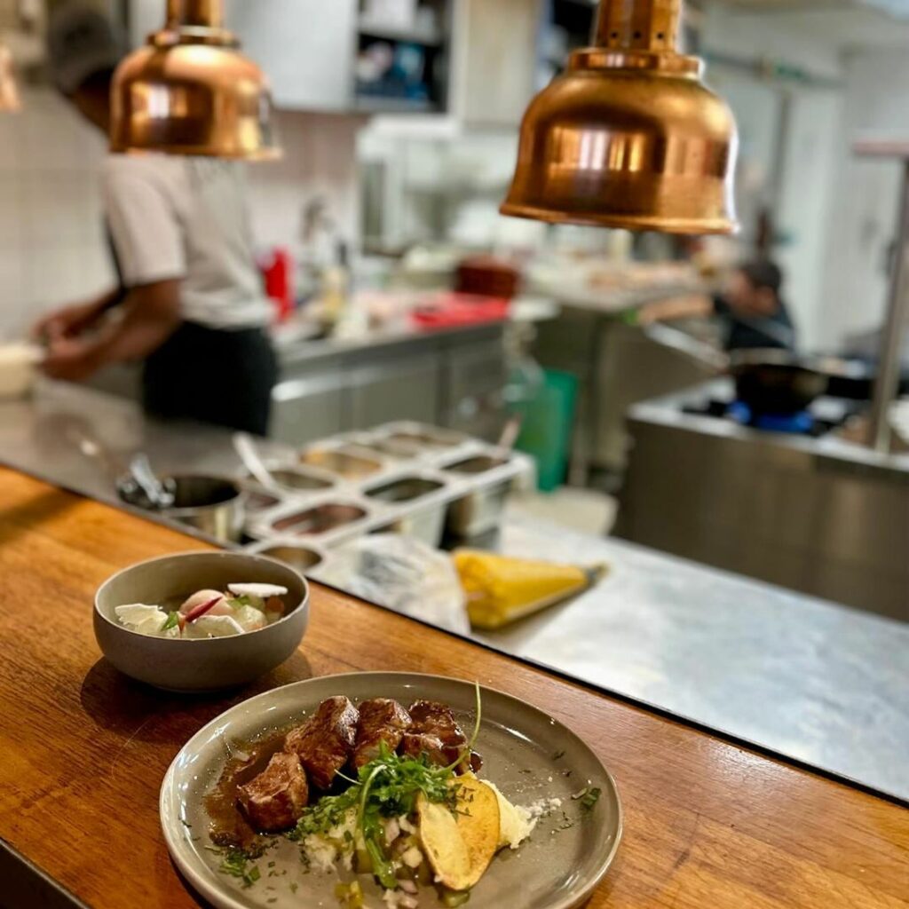 Le passe de la cuisine du restaurant Félicie pendant le service, au-delà de l'illusion du bon chef