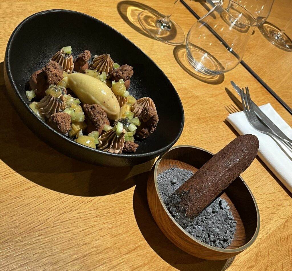 Dessert « Comme un cigare » du restaurant Félicie, construire un restaurant comme une partie d'échecs