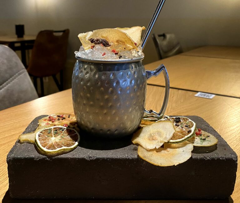 Cocktail Oktobutter servi sur pierre au bar Félicie, la puissance du service en salle