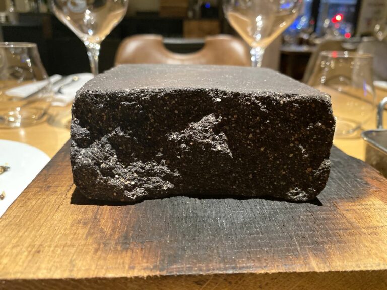 Cuisson sur brique chaude présentée en salle au restaurant Félicie, un stimulus de l'expérience client