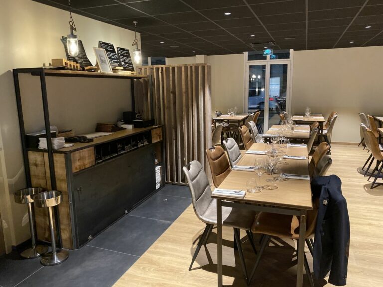 Salle du restaurant Félicie dressée avant le service, ouvrir un restaurant étape par étape