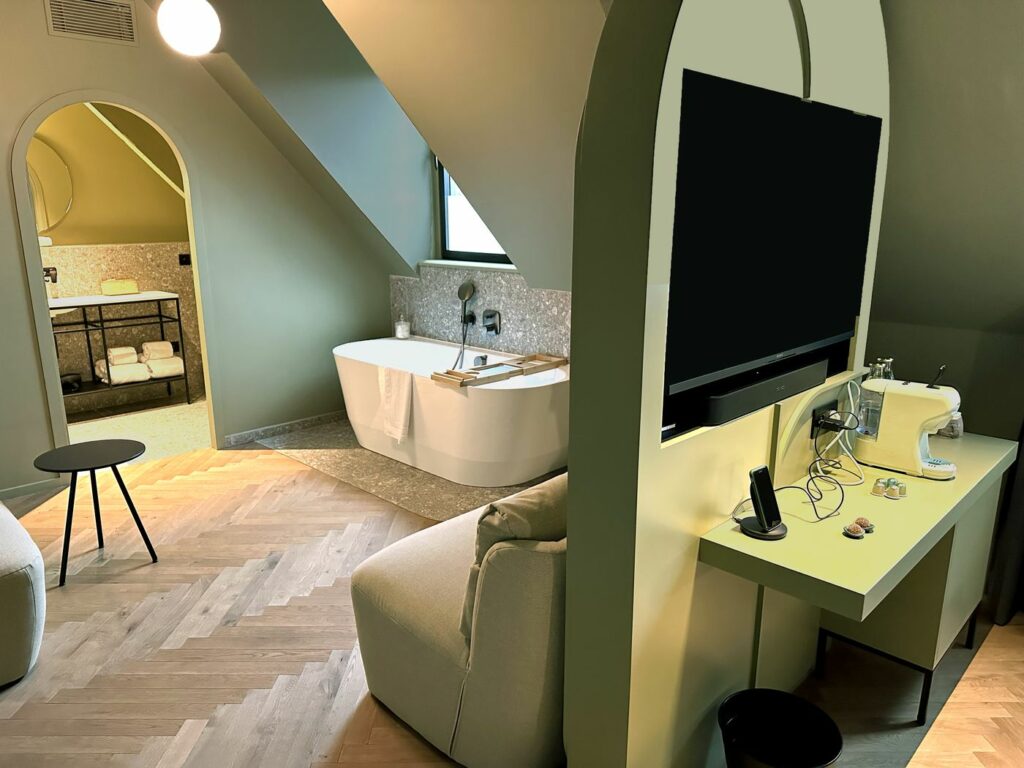 Chambre César et sa salle de bains, la Maison des Bienheureux, due diligence avant de reprendre un établissement