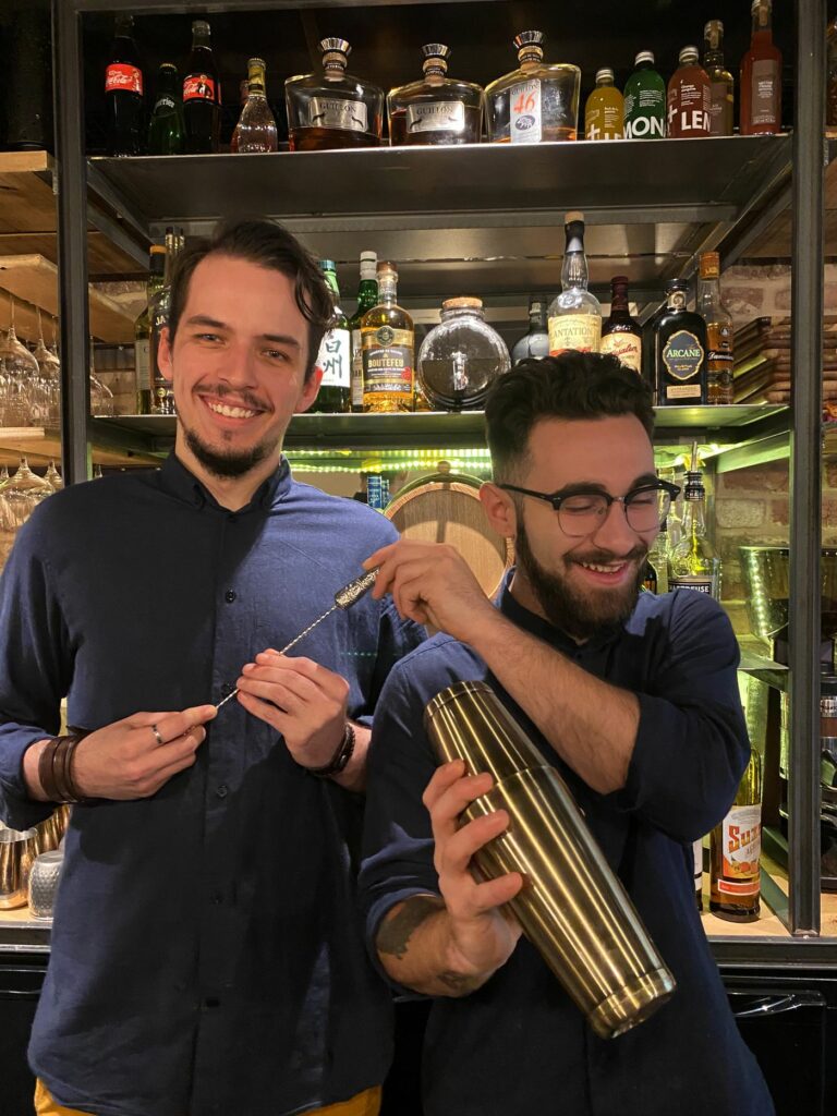 Les barmans du restaurant Félicie, recrutement en restauration et profils à garder