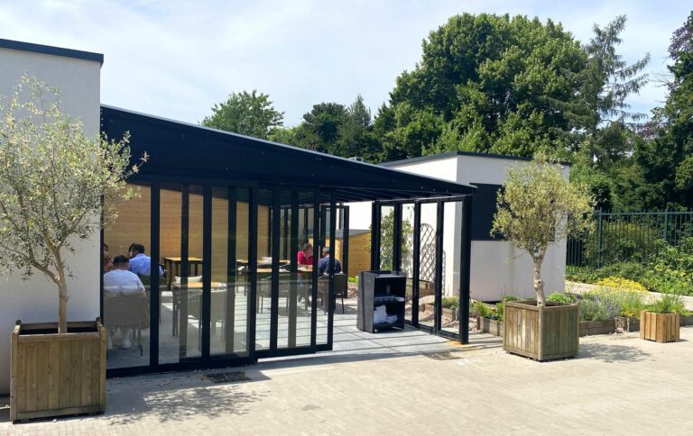 Terrasse du restaurant Félicie, un emplacement de restaurant choisi pour son flux et sa visibilité
