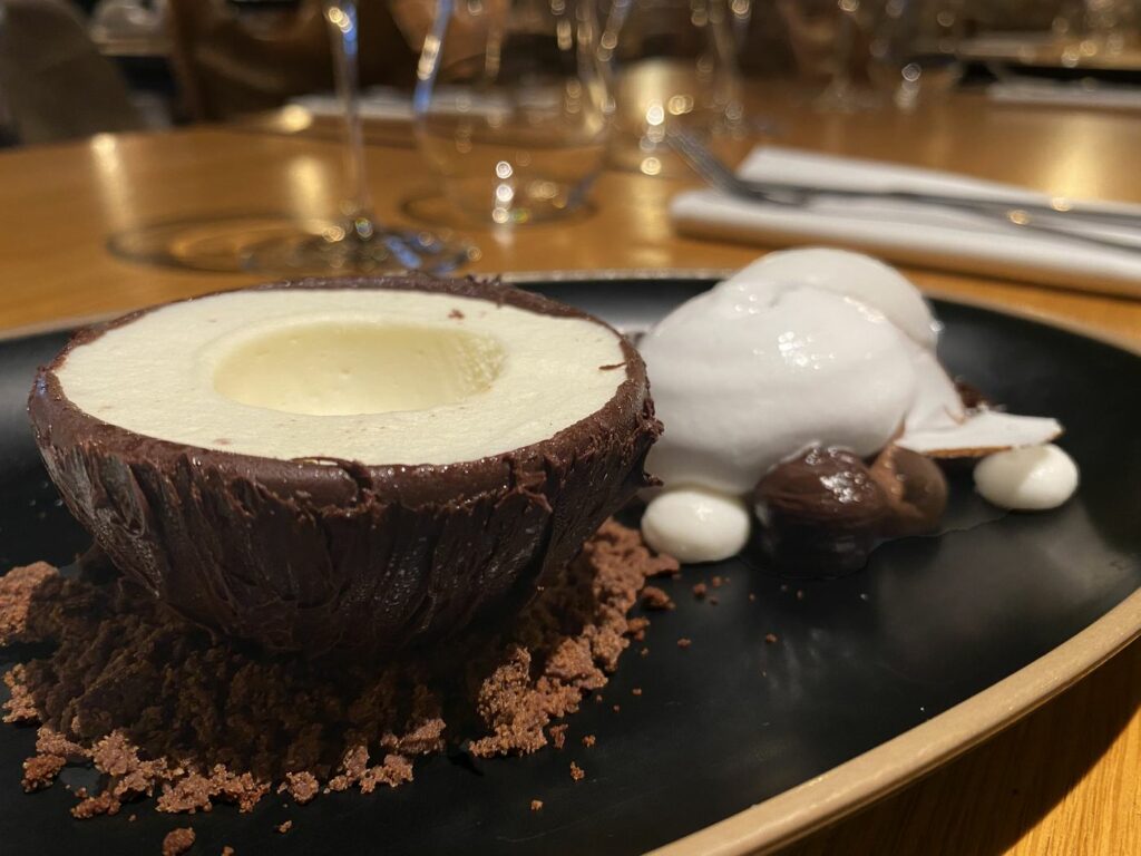 Trompe-l'œil coco et chocolat du restaurant Félicie, la théorie du singe et les croyances héritées