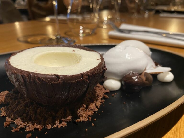 Trompe-l'œil coco et chocolat du restaurant Félicie, la théorie du singe et les croyances héritées