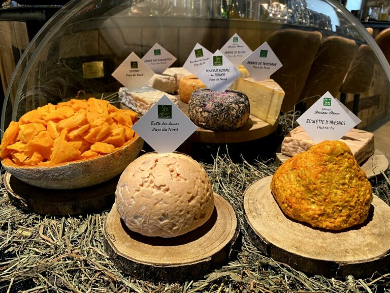 Plateau de fromages sous cloche du restaurant Félicie, un équipement à prévoir dans le budget d'ouverture d'un restaurant