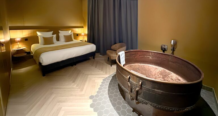 Chambre avec baignoire en cuivre de la Maison des Bienheureux, investir dans un fonds de commerce CHR
