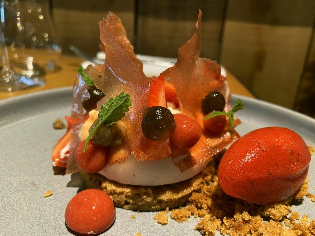 Dressage fraise et mélisse au restaurant Félicie, le dressage comme meilleur commercial