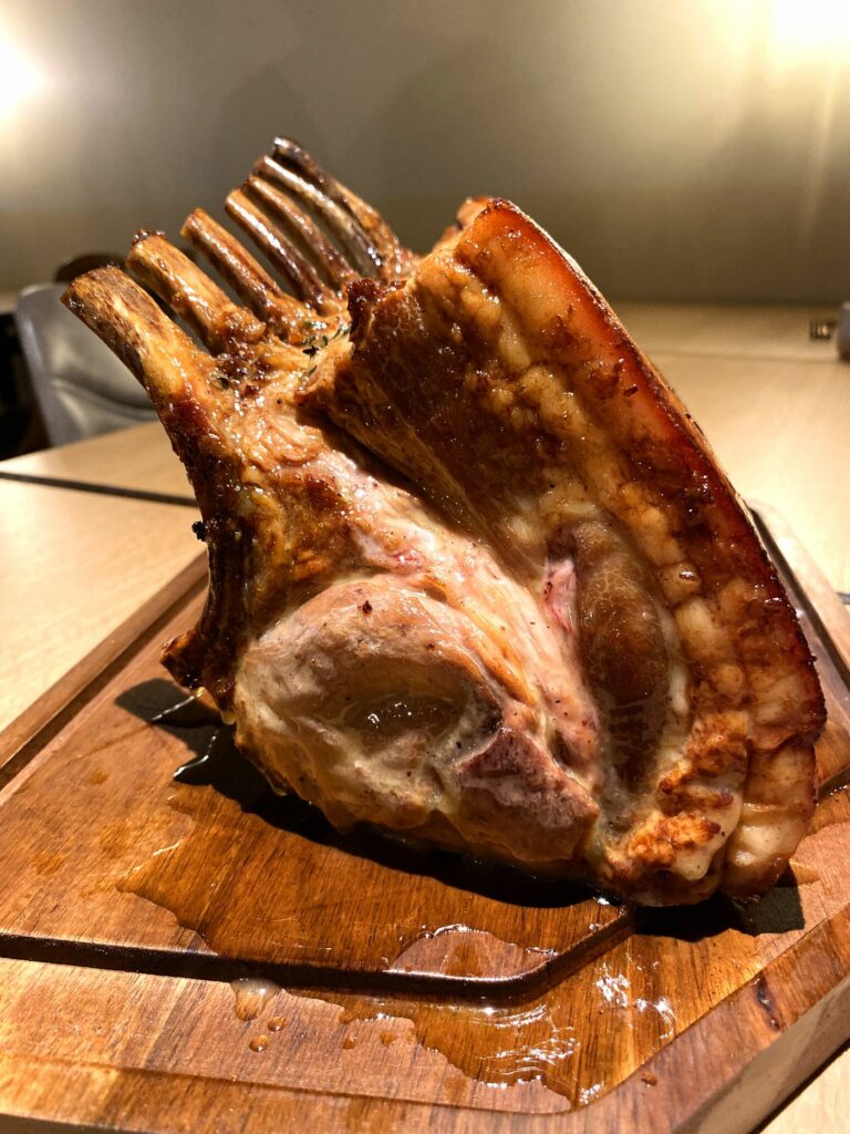 Carré de cochon découpé en salle au restaurant Félicie, éviter les erreurs d'entrepreneur en restauration