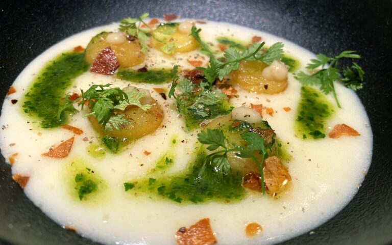 Velouté à l'ail du restaurant Félicie, goûté avant l'envoi, garde-fou de la qualité en restaurant