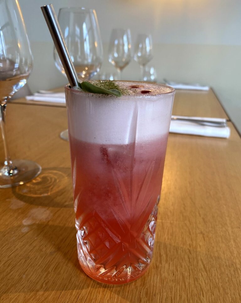 Cocktail Vermillon du bar Félicie, un visuel pour la stratégie digitale d'un restaurant