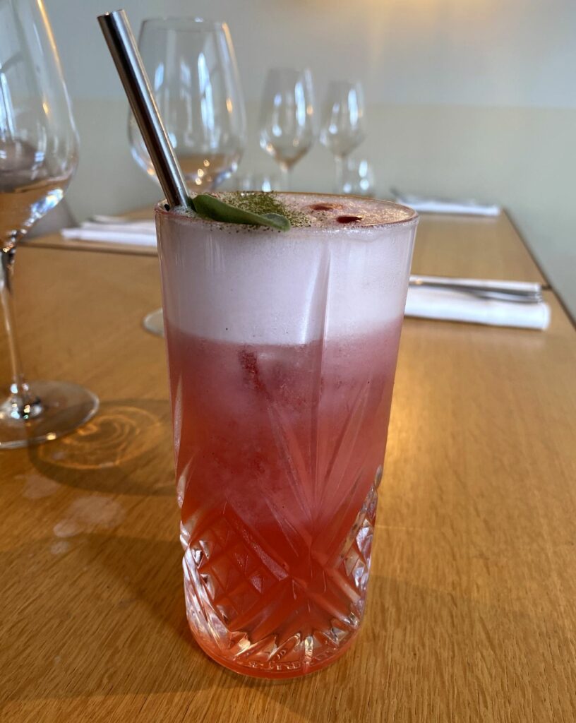 Cocktail Vermillon du bar Félicie, un visuel pour la stratégie digitale d'un restaurant