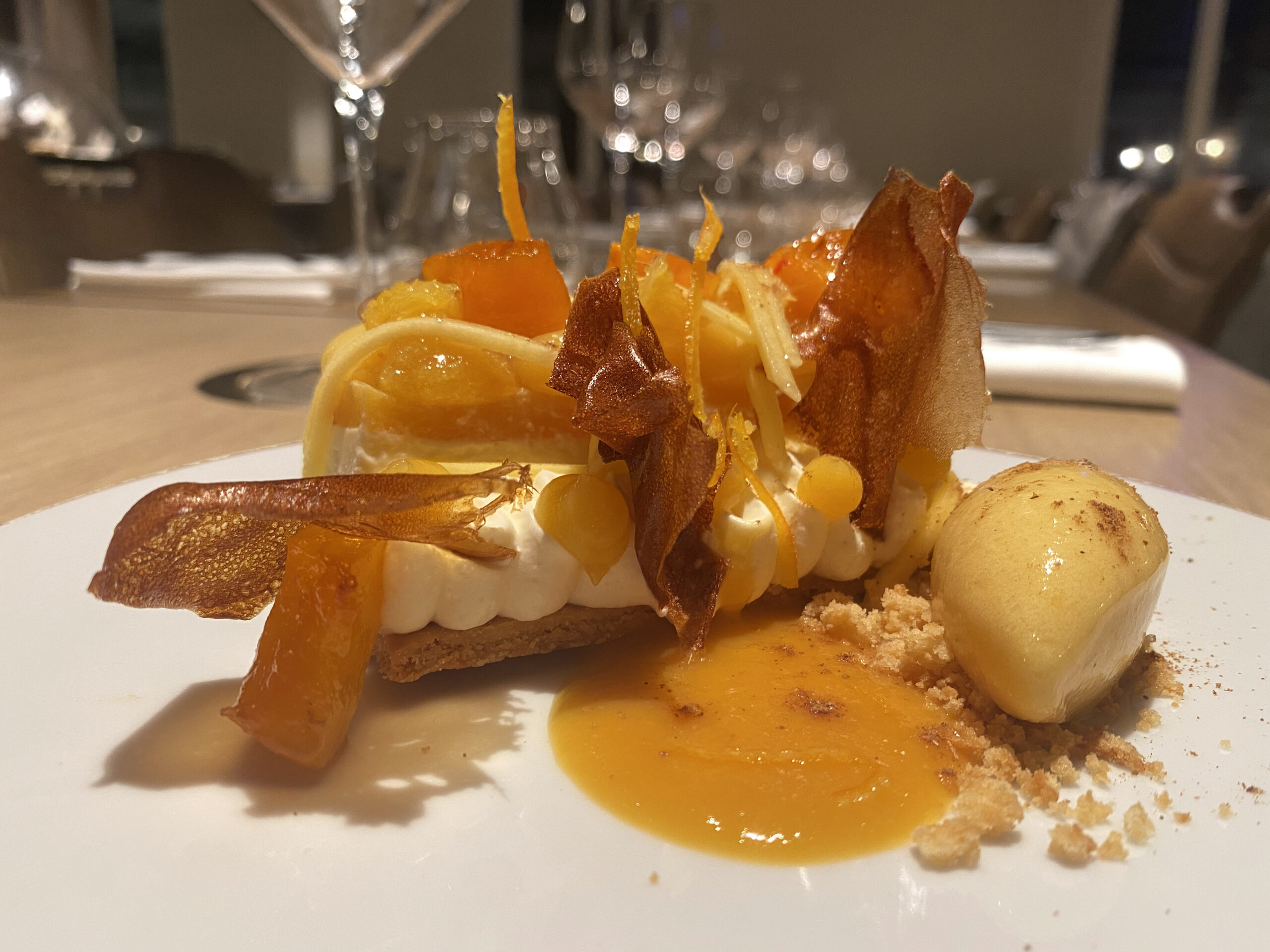 Dessert aux tons orange : butternut, agrumes confits, tuiles caramel — déclinaison automnale