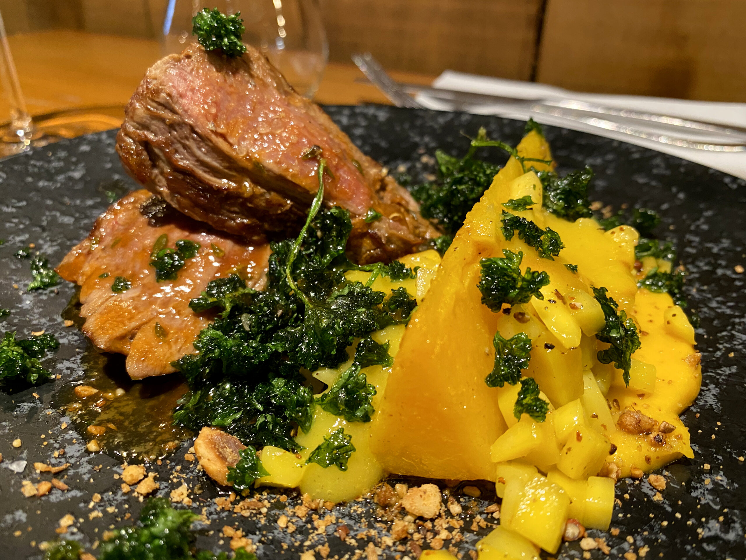 Filet de veau, butternut et mangue — tons dorés et orangés, cohérence de couleur