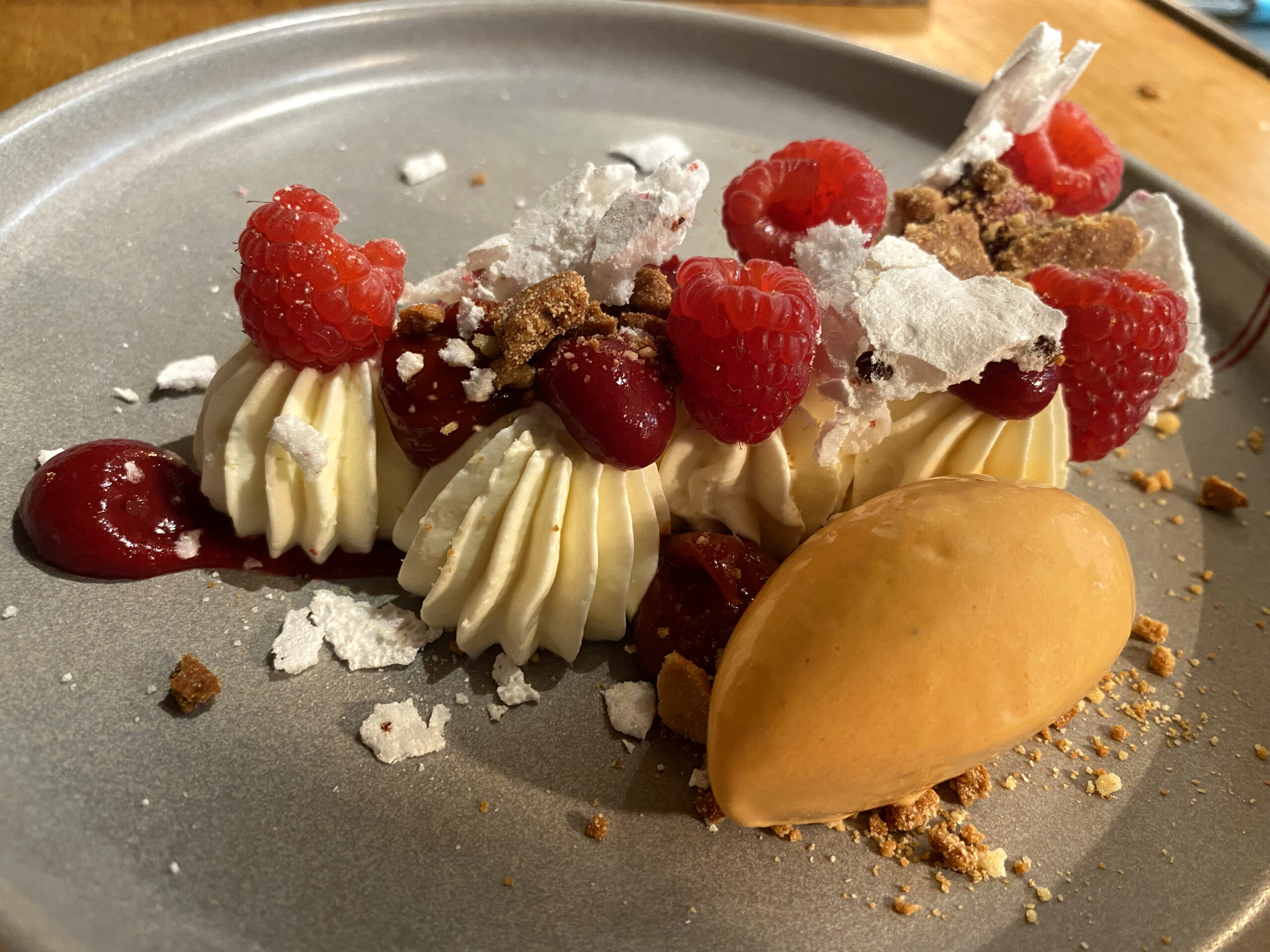 Dessert rouge : framboises et poivrons, meringue et glace — même couleur, même saison estivale