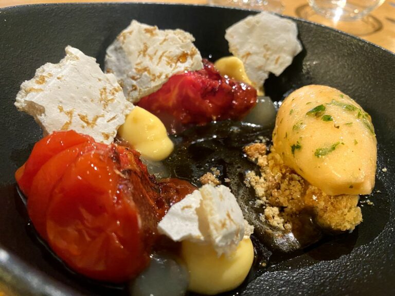 Tomate, citron et mélisse au restaurant Félicie, créer un plat avec la couleur et la saison